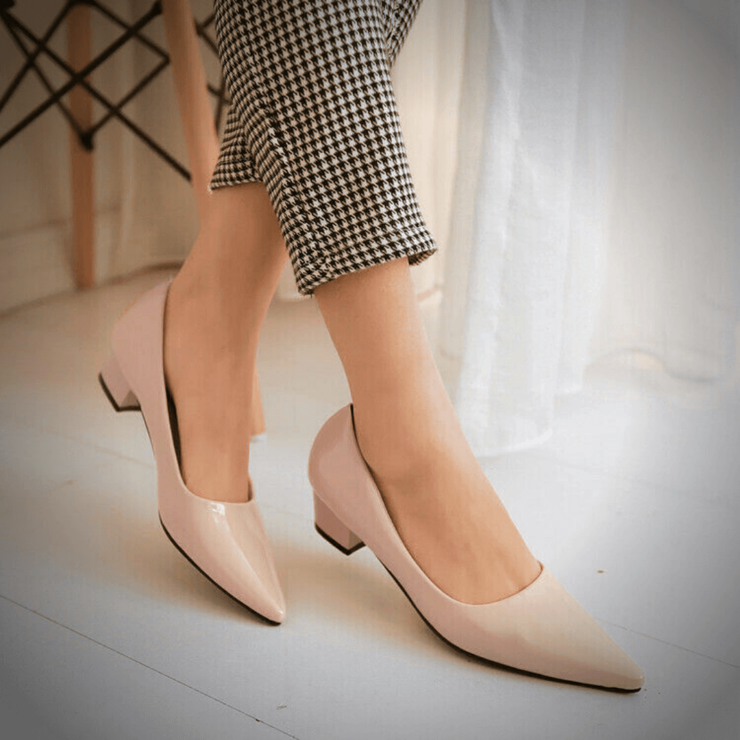 Girl wear Styling tips to look taller: pointed shoes