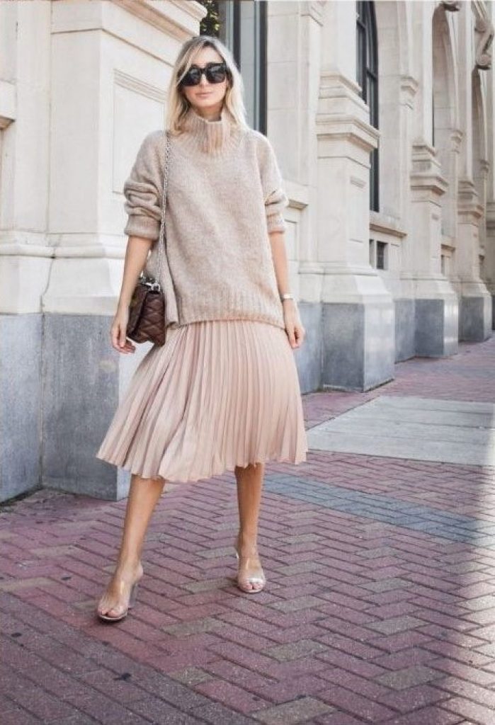 How to wear a skirt in winter?
